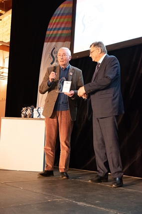 Joêl reçoit le trophée des mains de Gilles Grimault, maire de Segré en Anjou Bleu